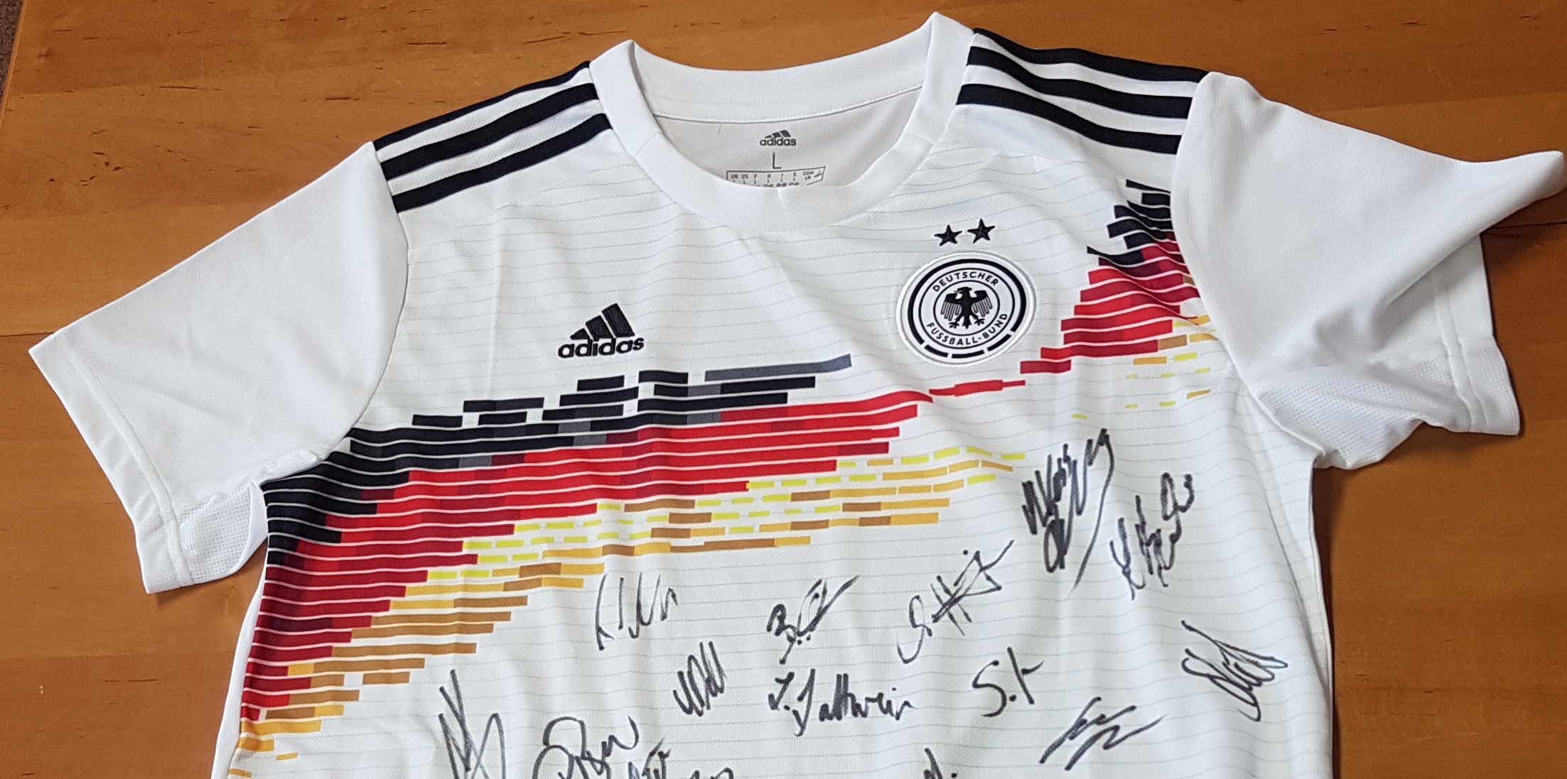 Trikot der Frauenfussballmanschaft Trikot der Frauenfussballmanschaft mit den Unterschriften der Spielerinnen