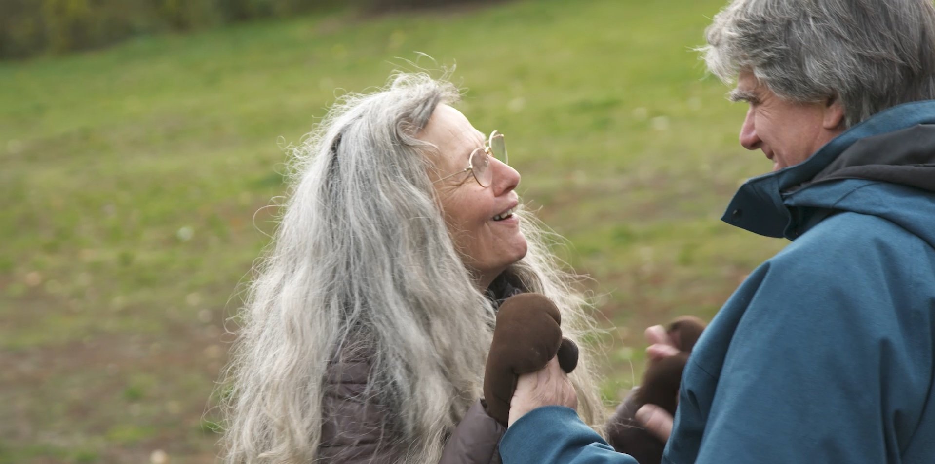 Mann und Frau auf Rasen