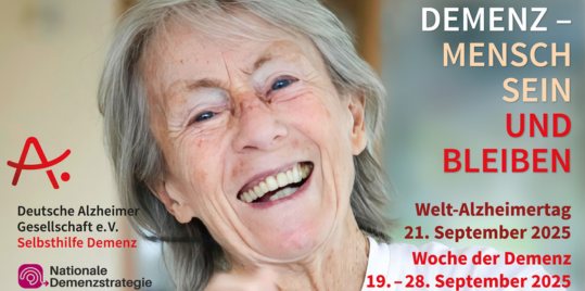 WAT-Plakat: ältere lachende Frau mit Motto "Demenz - Mensch sein und bleiben"